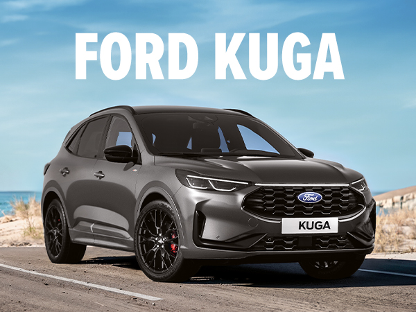 Ein schwarzer Ford Kuga steht auf einer Straße mit Meer im Hintergrund, im Fokus auf das Fahrzeugdesign.