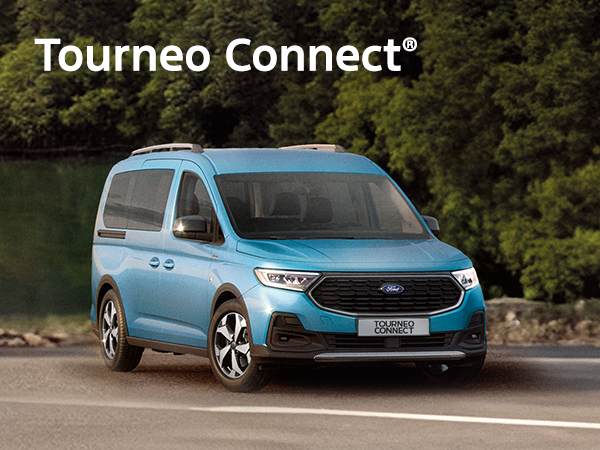 Ford Tourneo Connect in blauer Farbe, präsentiert auf einer Straße mit grüner Landschaft im Hintergrund.