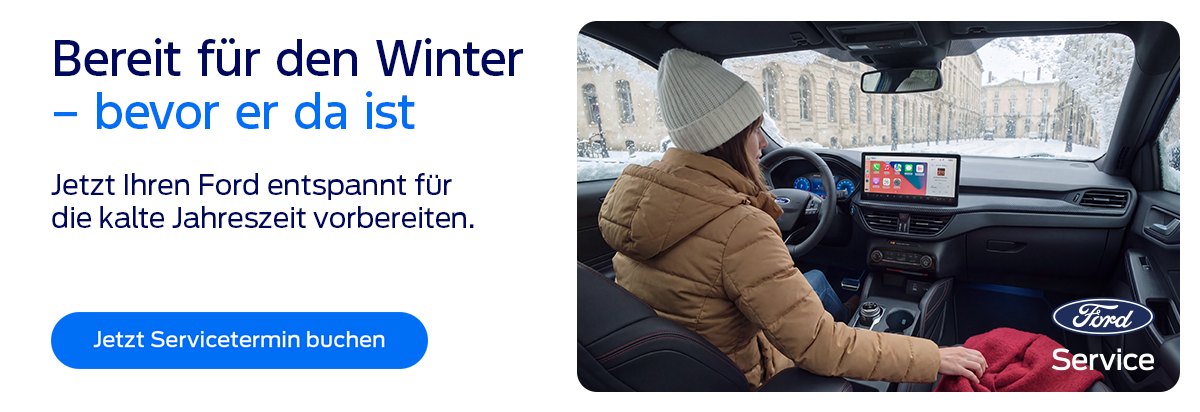 Frau sitzt in einem Ford-Auto, bereit für den Winter, während es draußen schneit.