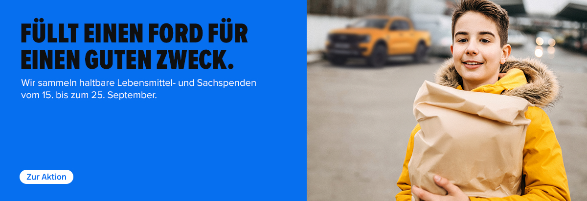Junge in gelbem Mantel hält Papiertüte, bewirbt Lebensmittelspendenaktion für den guten Zweck.