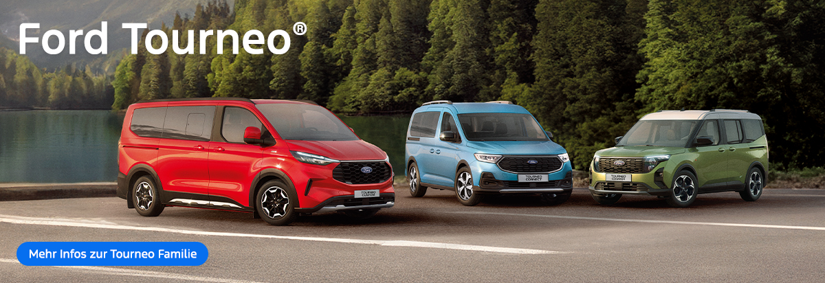 Drei Ford Tourneo Modelle in verschiedenen Farben stehen auf einer Straße vor einer malerischen Waldlandschaft.